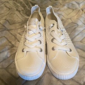 'Blowfish Malibu' Women's Free Spirit Slip On - Off White Flyknit